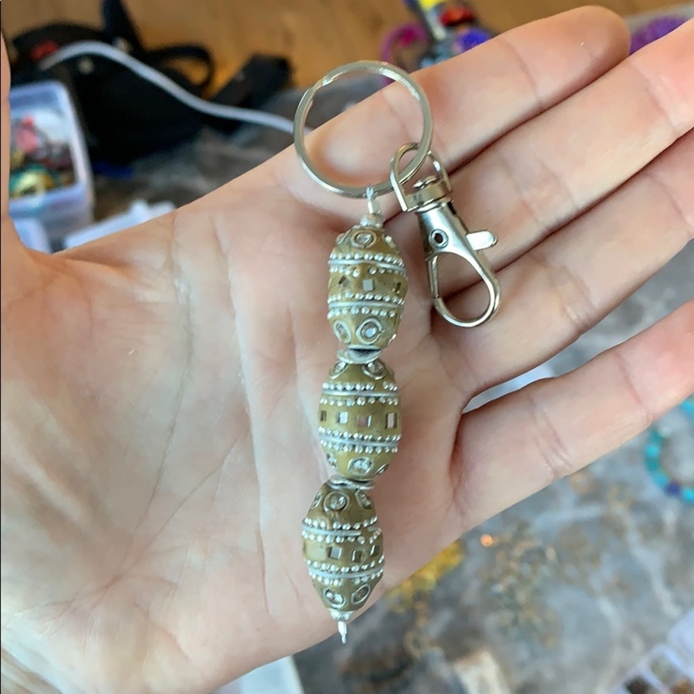 Handmade beaded keychain - Picture 3 of 8